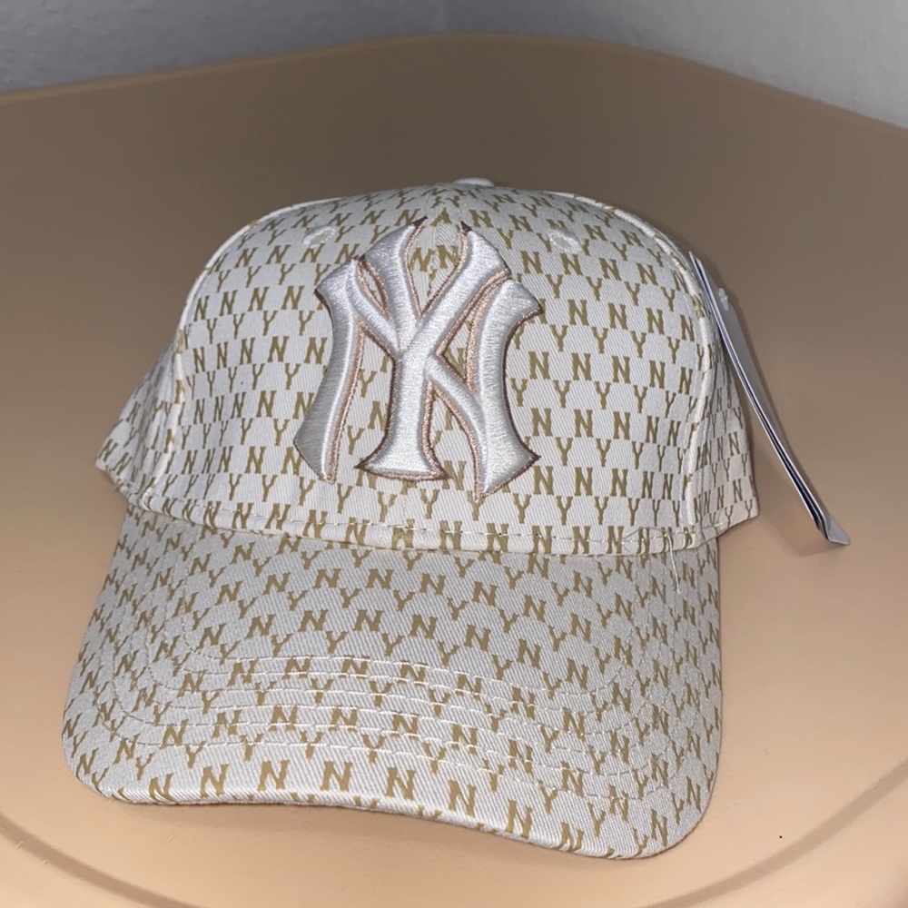 Adult cream NY cap